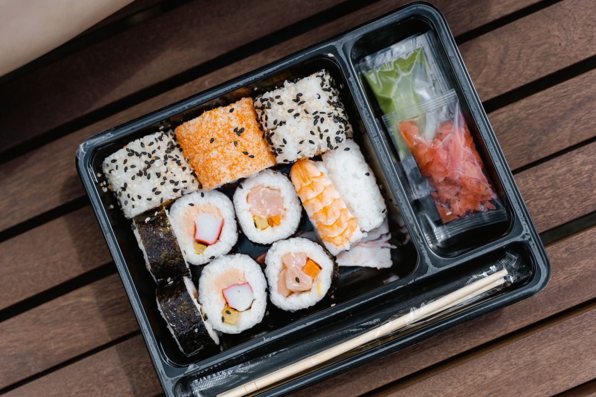 Tanier s čerstvým sushi a rolkami